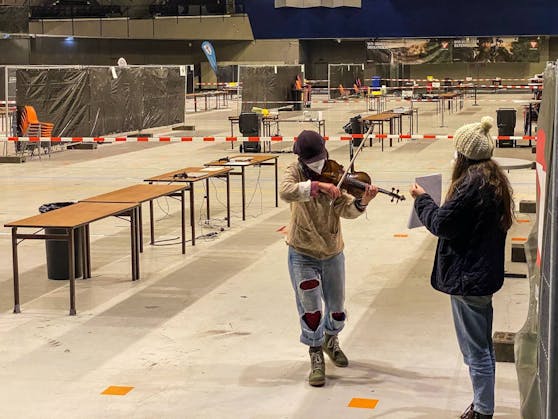 Die Geigerin spielte in der Stadthalle auf.