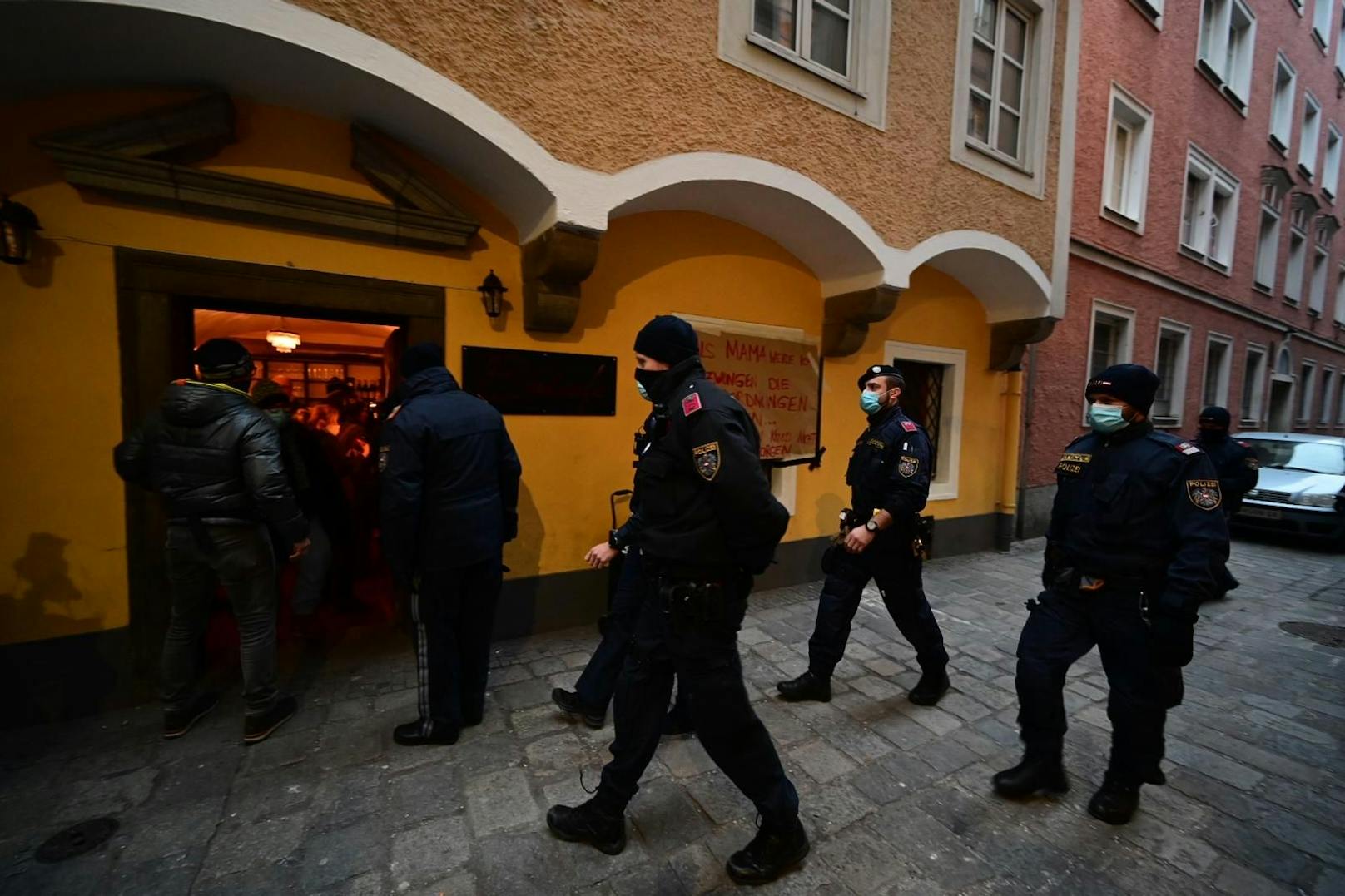 In der Linzer Altstadt kam es am Montagabend zu einem großen Polizeieinsatz. Eine Barbesitzerin hatte in <em>"Heute"</em> angekündigt, trotz Corona-Verbots ihr Lokal aufsperren zu wollen.