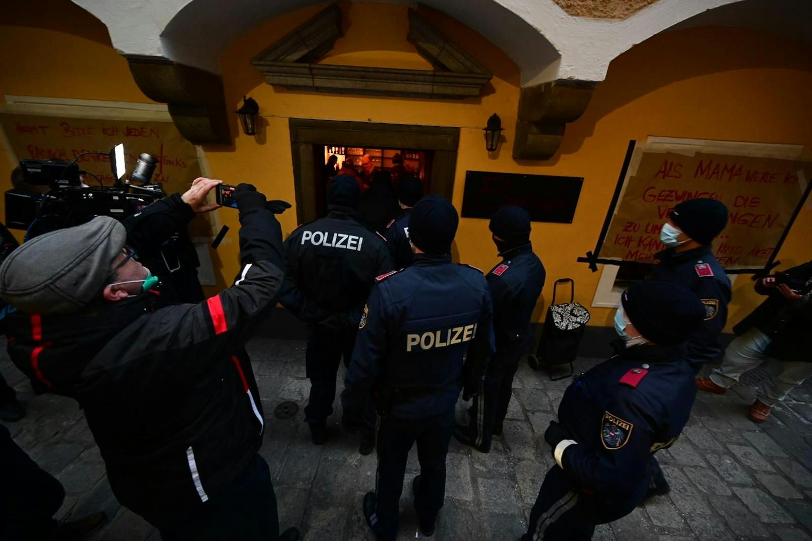 In der Linzer Altstadt kam es am Montagabend zu einem großen Polizeieinsatz. Eine Barbesitzerin hatte in <em>"Heute"</em> angekündigt, trotz Corona-Verbots ihr Lokal aufsperren zu wollen.