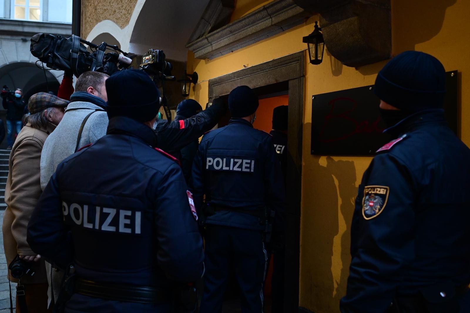In der Linzer Altstadt kam es am Montagabend zu einem großen Polizeieinsatz. Eine Barbesitzerin hatte in "Heute" angekündigt, trotz Corona-Verbots ihr Lokal aufsperren zu wollen.