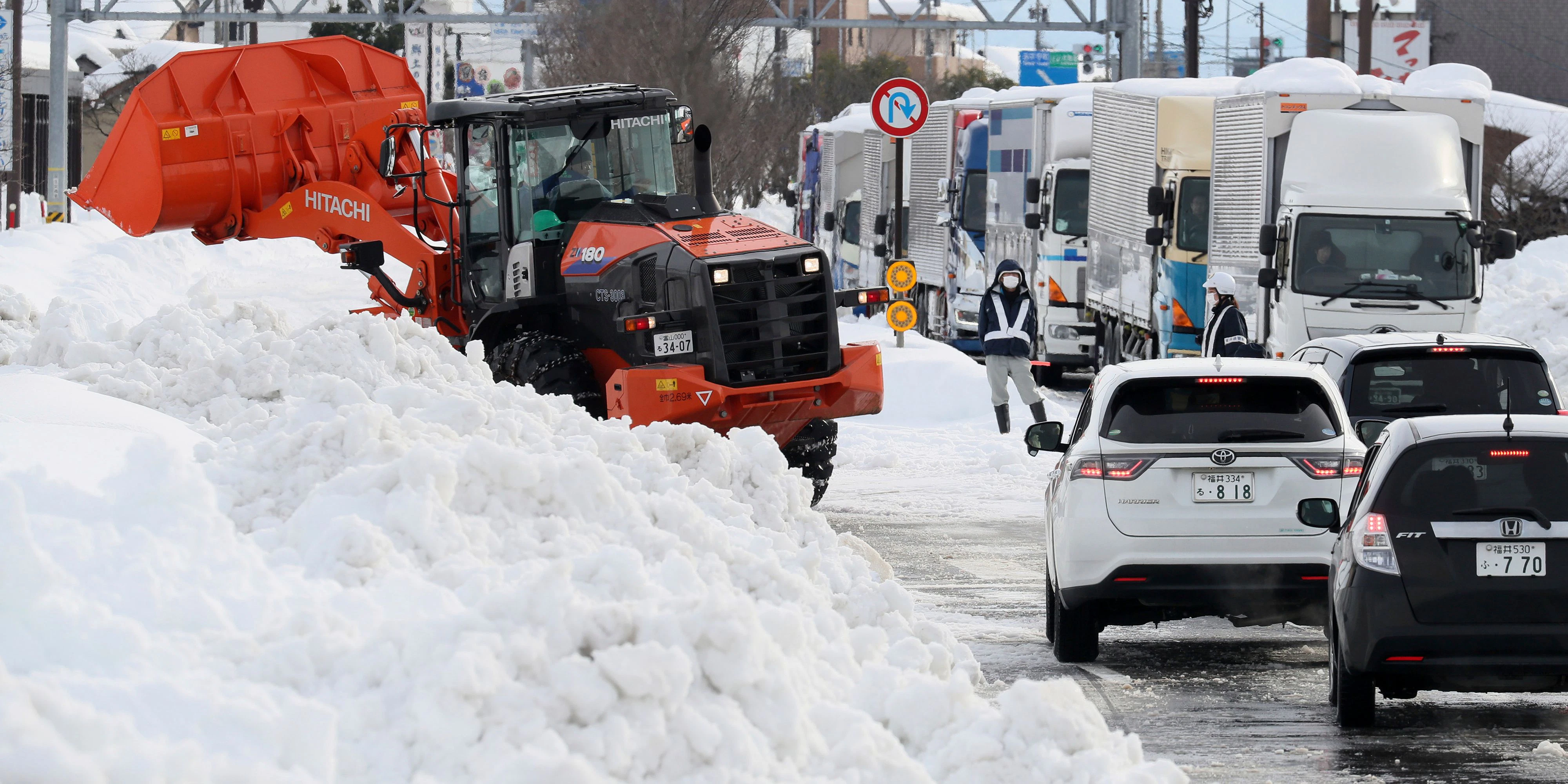 Die heftigen Schneefälle infolge einer seit Tagen andauernden extremen Kaltluftfront sorgten auch für ein erhebliches Verkehrschaos.