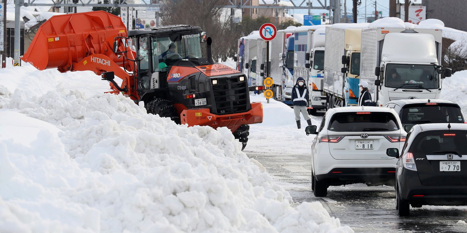 Die heftigen Schneefälle infolge einer seit Tagen andauernden extremen Kaltluftfront sorgten auch für ein erhebliches Verkehrschaos.