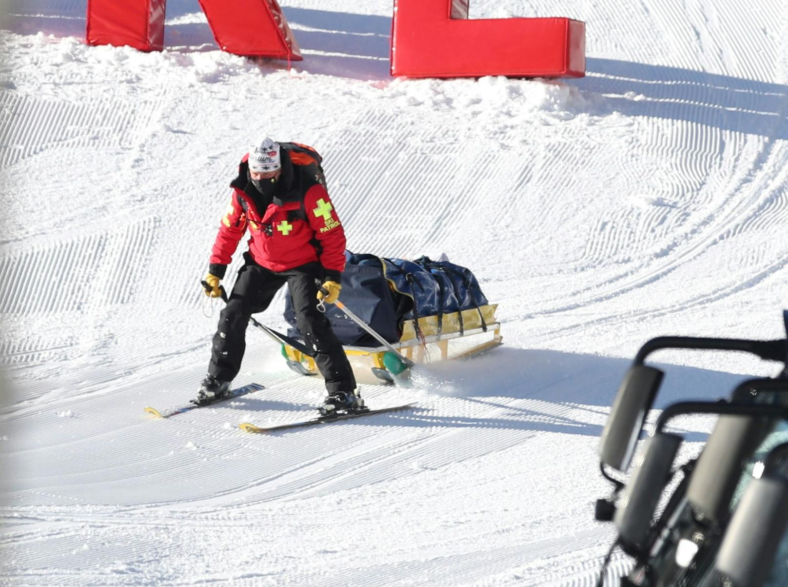 Weltmeisterin Nicole Schmidhofer versetzte die Skifans in Val d'Isere unter Schock. Sie krachte ungebremst in die Fangzäune und blieb liegen, musste lange behandelt und mit dem Helikopter abtransportiert werden. Diagnose: Das Knie ist ein Totalschaden. Sämtliche Bänder sind gerissen, ein Verrenkungsbruch liegt vor. Mehrere Operationen sind nötig.