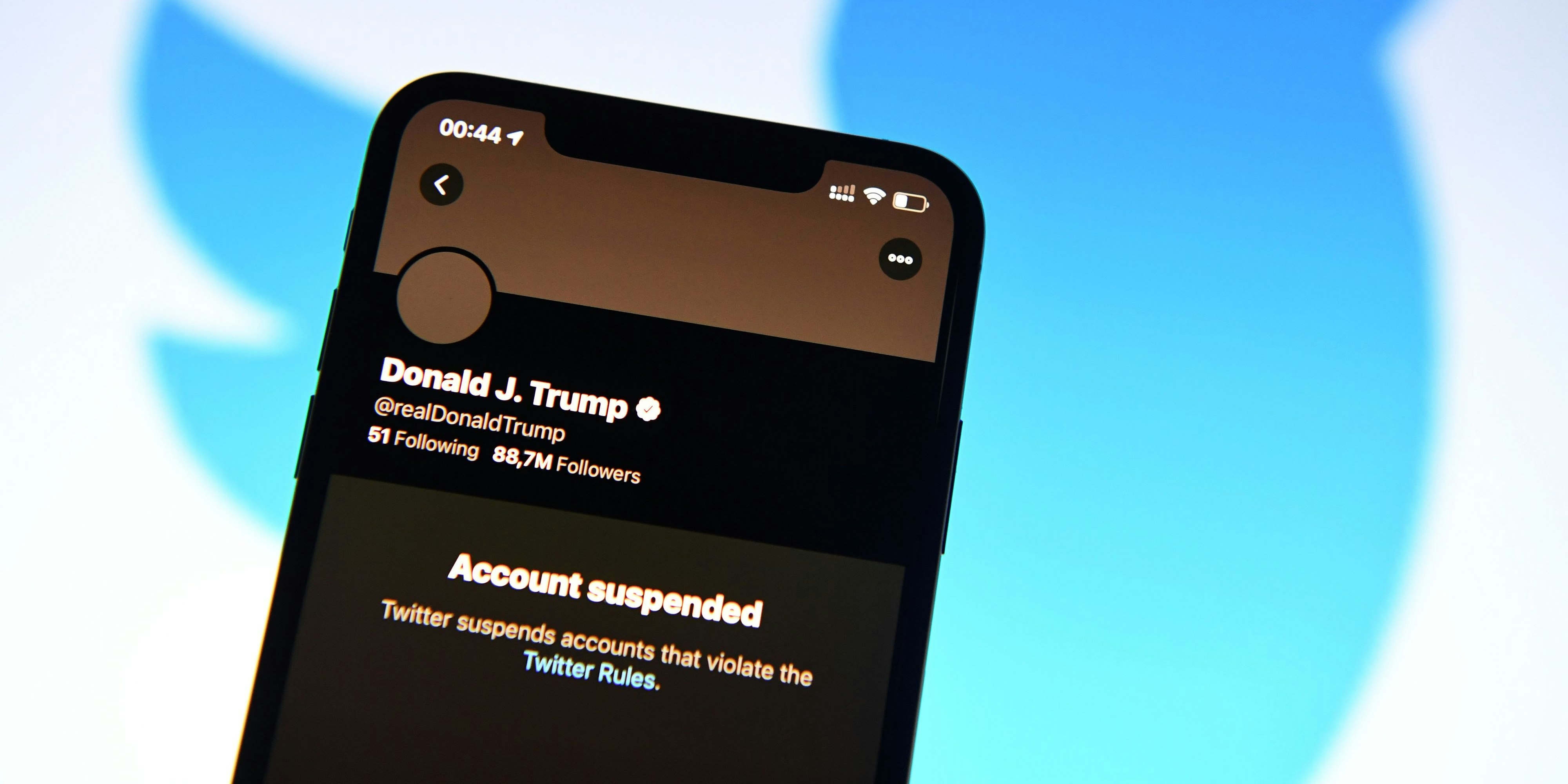 Nachdem Twitter den Account von Donald Trump dauerhaft gesperrt hat, muss sich der scheidende US-Präsident mehr oder weniger fragwürdige Alternativen suchen.