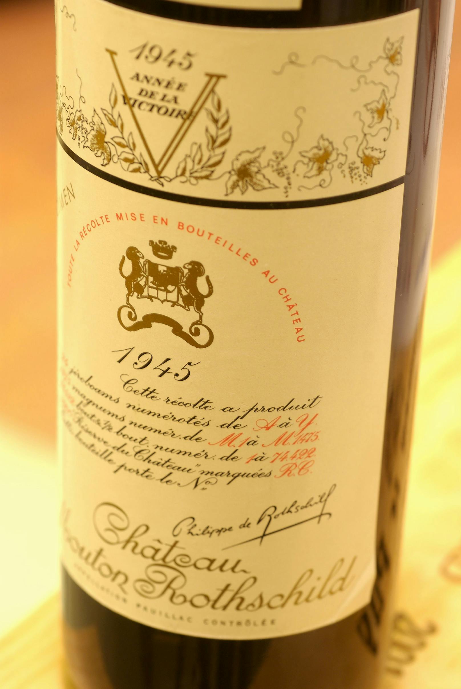 <strong>Platz 7 Château Mouton Rothschild 1945: </strong>Château Mouton Rothschild ist ein klingender Name, der Jahrgang 1945 einer der besten Jahrgänge aller Zeiten. Außerdem handelte es sich bei der in Hong Kong um <strong>80.819 Euro </strong>versteigerten Flasche um eine Doppelmagnum mit drei Litern Inhalt.