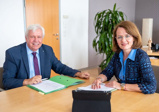 Bildungs-Landesrätin Christiane Teschl-Hofmeister und Bildungsdirektor Johann Heuras