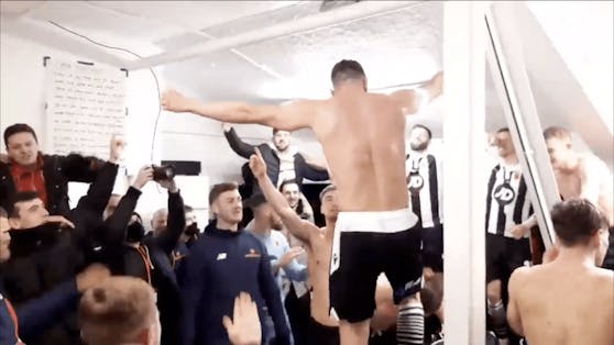 Spieler des FC Chorley feiern die Pokal-Sensation mit Adele-Hit.