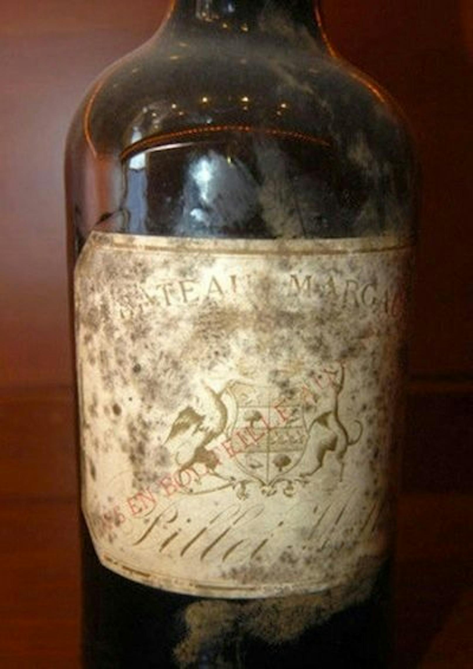<strong>Platz 5 Château Margaux 1787:&nbsp;</strong>Die Flasche Margaux 1787 mit den Initialen von US-Präsident Thomas Jefferson ereilte ein trauriges Schicksal. Der New Yorker Weinhändler und Eigentümer der Flasche Château Margaux 1787, Wiliam Sokolin, schätzte den Wert Ende der 80er Jahre auf unglaubliche 500.000 US-Dollar. Bei einer Verkostung sollte die Flasche das Highlight des Abends werden. Ein Kellner stieß die Flasche um, sie zerbrach in viele Einzelteile. Die Versicherung zahlte umgerechnet „nur“ <strong>197.000 Euro</strong>.