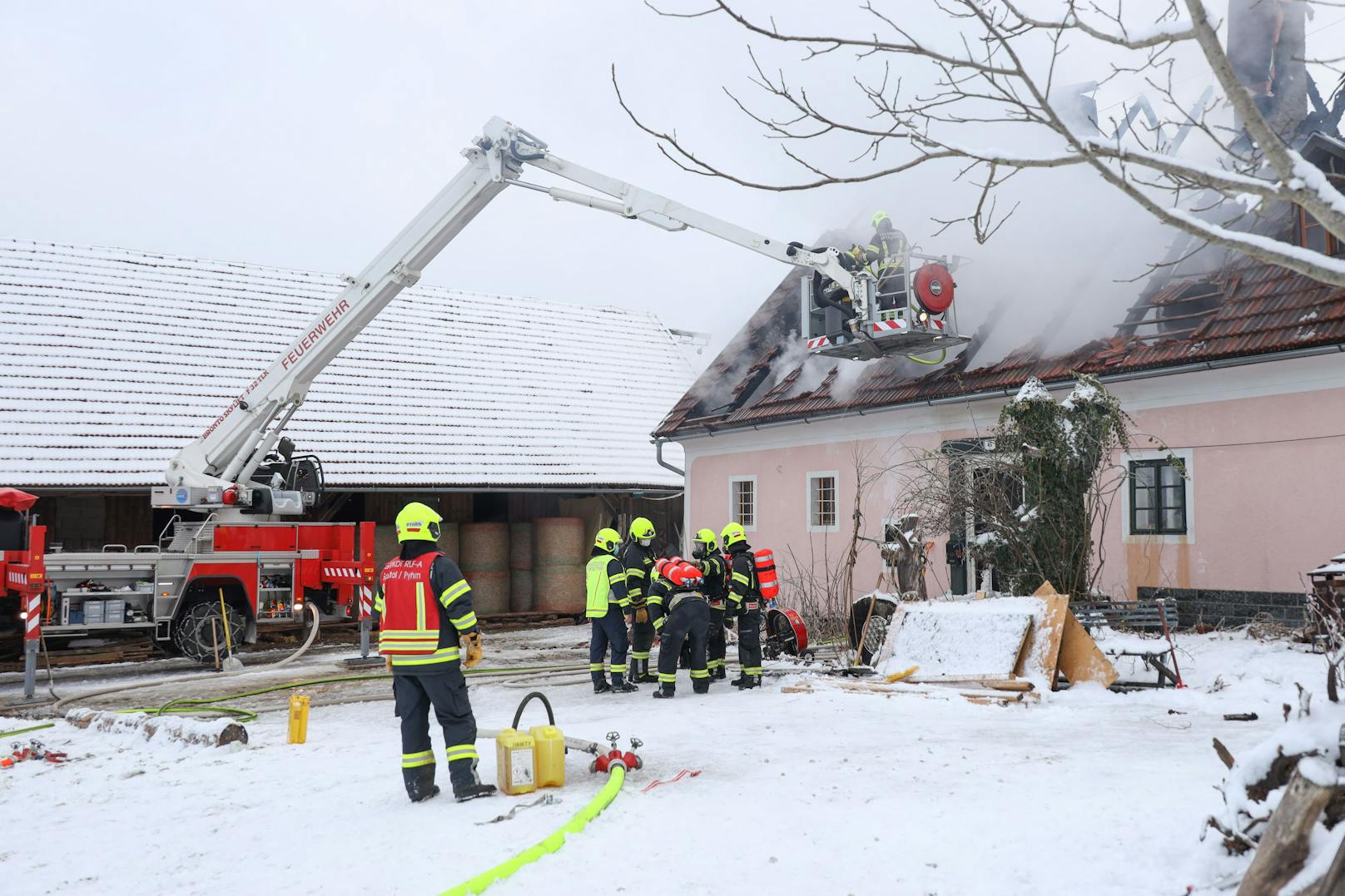 Als die Feuerwehr am Einsatzort eintraf, stand bereits der Dachstuhl in Brand.