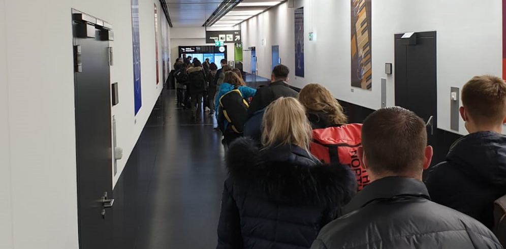 Einreise-Schlange am Flughafen.