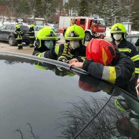 Die Feuerwehr versuchte das Kleinkind aus dem Pkw zu befreien.