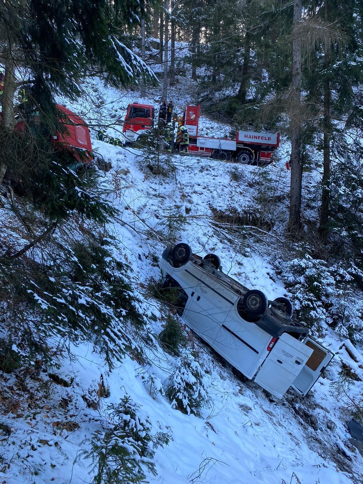 Der Laster hing an der Seilwinde des Traktors.