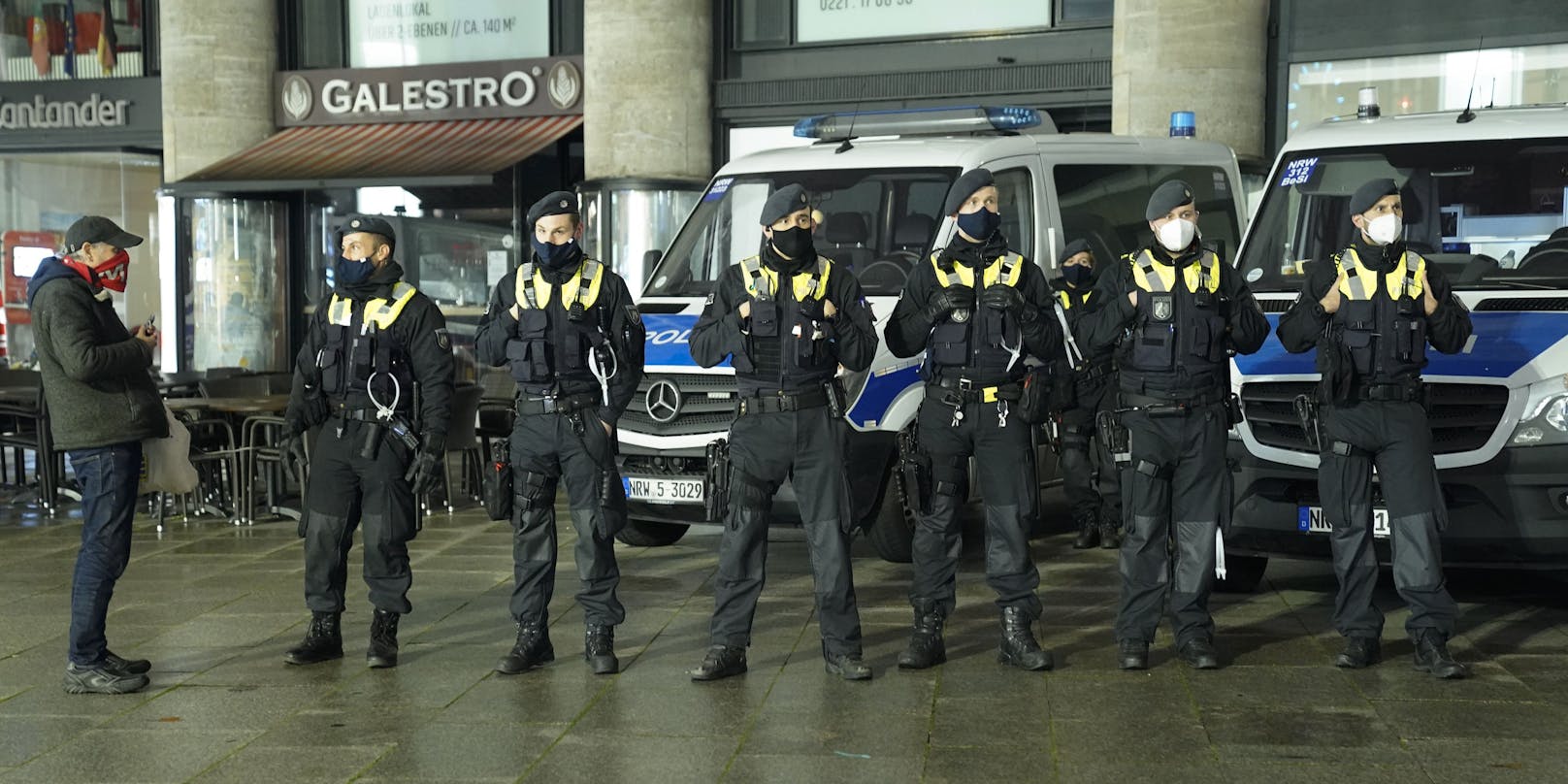 Massives Polizeiaufgebot auf dem Kölner Hauptbahnhof. Archivbild.