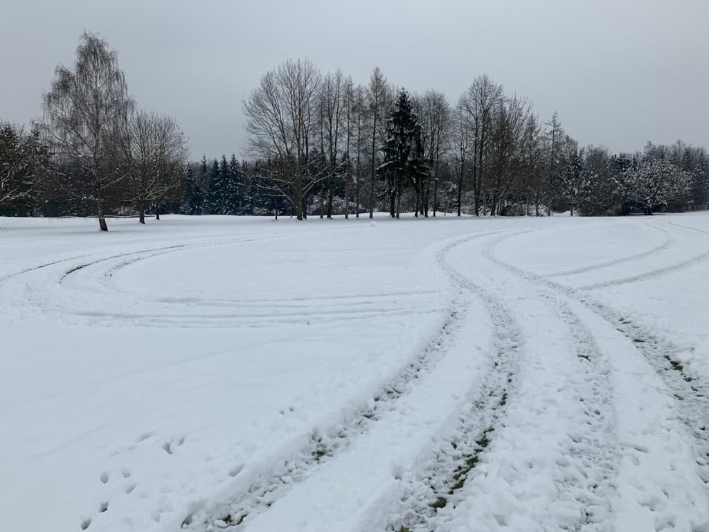 Unbekannte Vandalen fuhren mit dem Auto auf das Golf-Areal und zogen ihre Kreise.