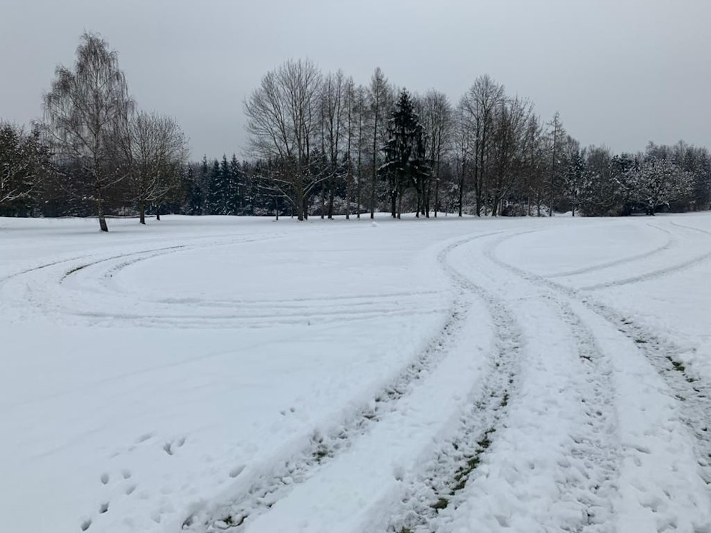 Unbekannte Vandalen fuhren mit dem Auto auf das Golf-Areal und zogen ihre Kreise.