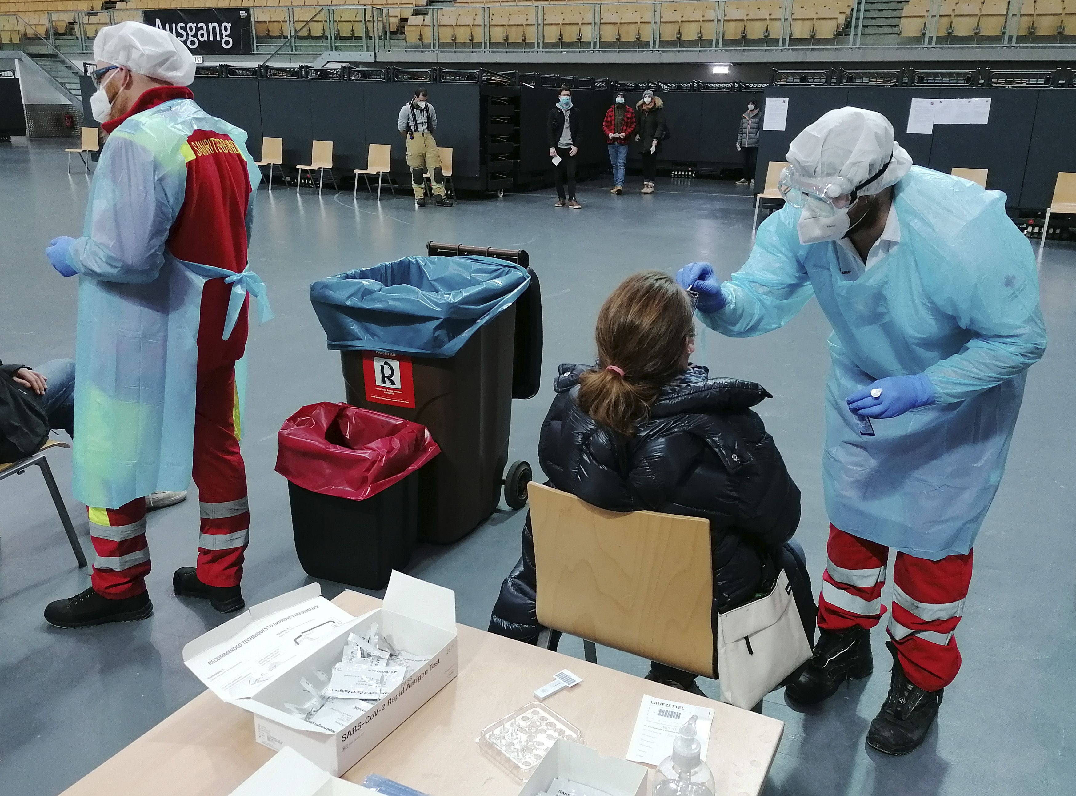 In Tirol könnten 17 Personen mit der aus Großbritannien bekannten mutierten Form des Coronavirus infiziert sein. Im Bild: Eine Probenabnahme in Innsbruck. Symbolbild