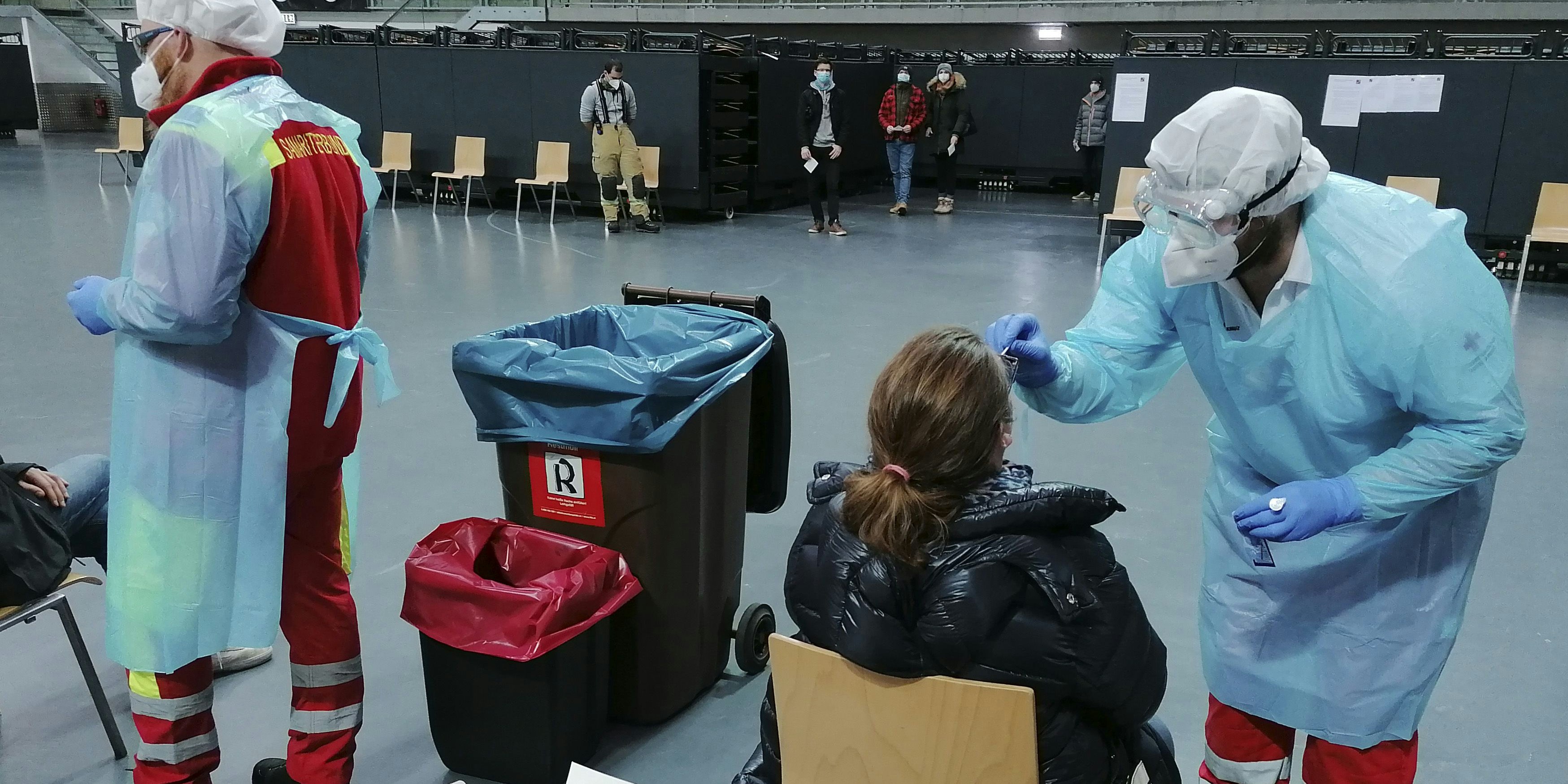 In Tirol könnten 17 Personen mit der aus Großbritannien bekannten mutierten Form des Coronavirus infiziert sein. Im Bild: Eine Probenabnahme in Innsbruck. Symbolbild