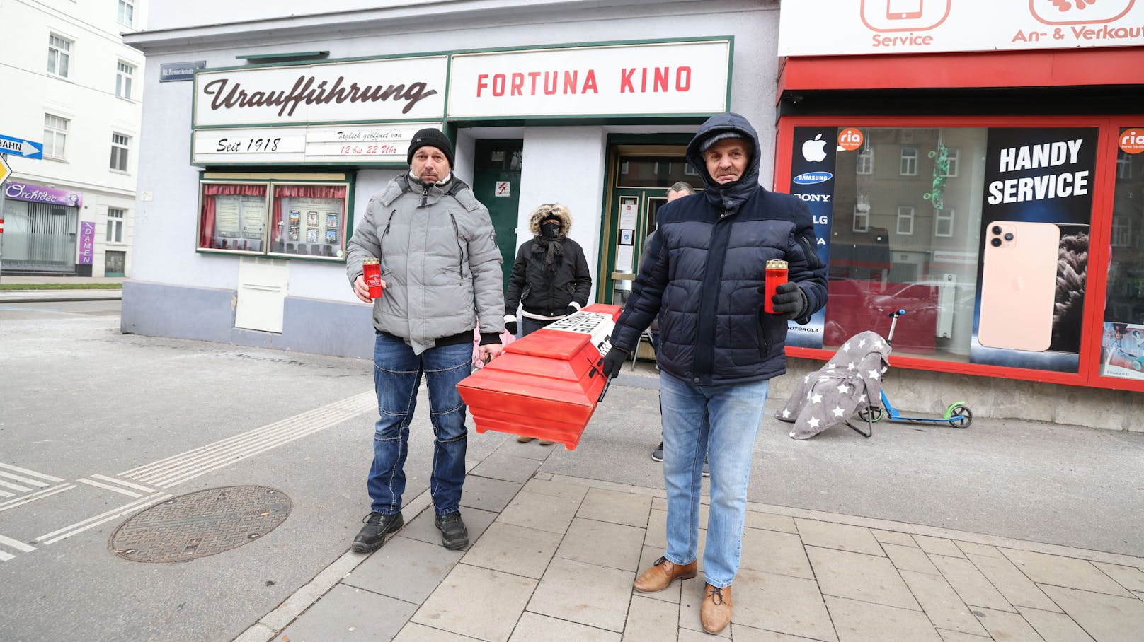 Betreiber Mario Adlassnig (li.) trägt sein Fortuna Kino in Wien-Favoriten zu Grabe.
