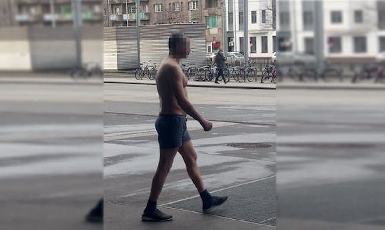Eine Leserin entdeckte den fast nackten Mann in Wien.