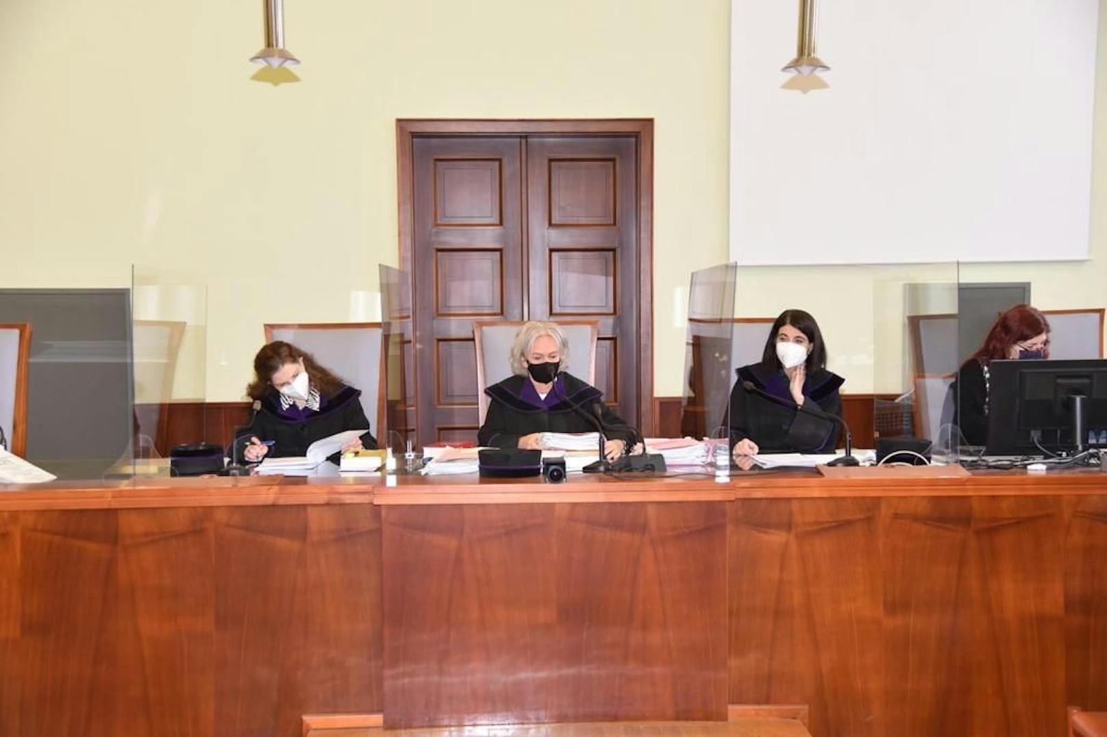 Die vorsitzende Richterin ( 2. v. li.) mit den zwei beisitzenden Richterinnen (li., 2. v. re)