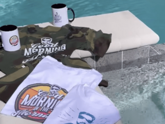 <strong>Michael Wendler</strong> pries seine "neue Collection" am Pool an, steht jetzt aber ohne Vertriebspartner da.<br>