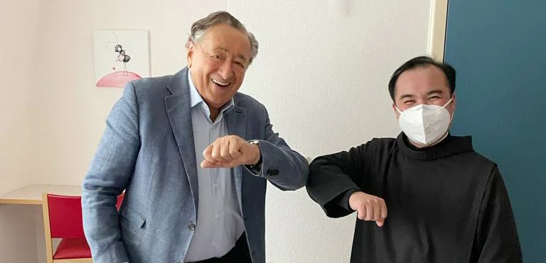 Richard Lugner beim Ellbogen-Gruß mit Frater Antonius von den Barmherzigen Brüdern.