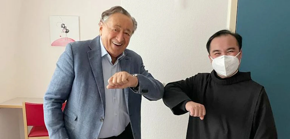 Richard Lugner beim Ellbogen-Gruß mit Frater Antonius von den Barmherzigen Brüdern.