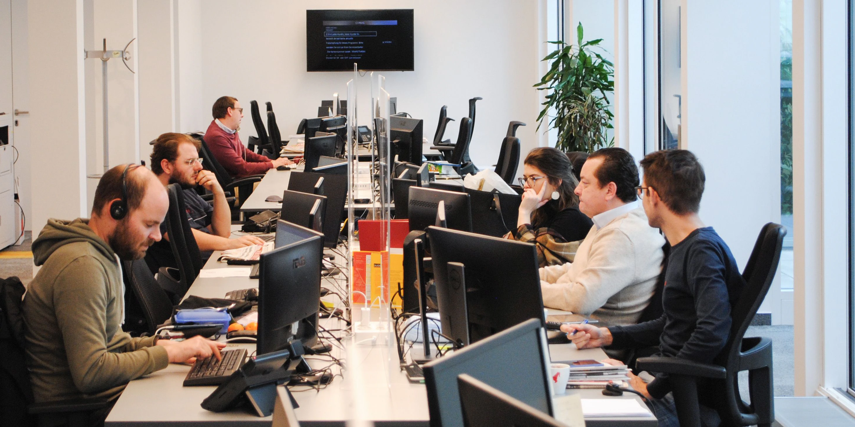 Das "Heute"-Team im Newsroom in der Wiener City
