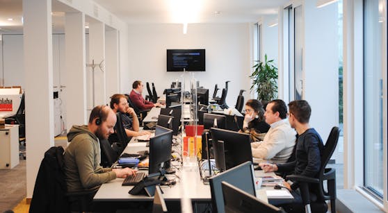 Das "Heute"-Team im Newsroom in der Wiener City