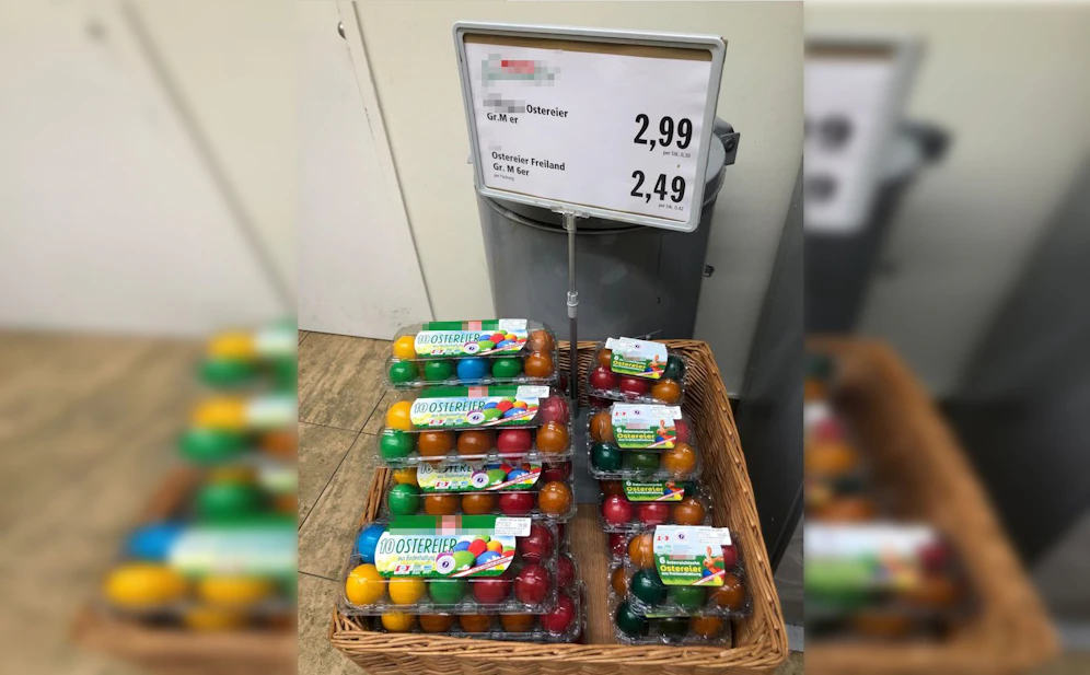 In einem Supermarkt gibt es schon Ostereier zu kaufen.