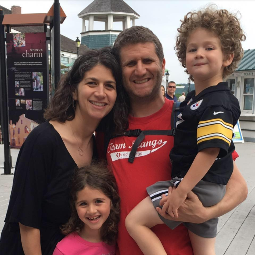 Ein US-amerikanisches Paar entscheidet sich daheim für einen sehr offenen Umgang mit dem Thema Geschlechtsverkehr. Die Eltern teilen den Kindern mit, wann sie Sex haben (werden).