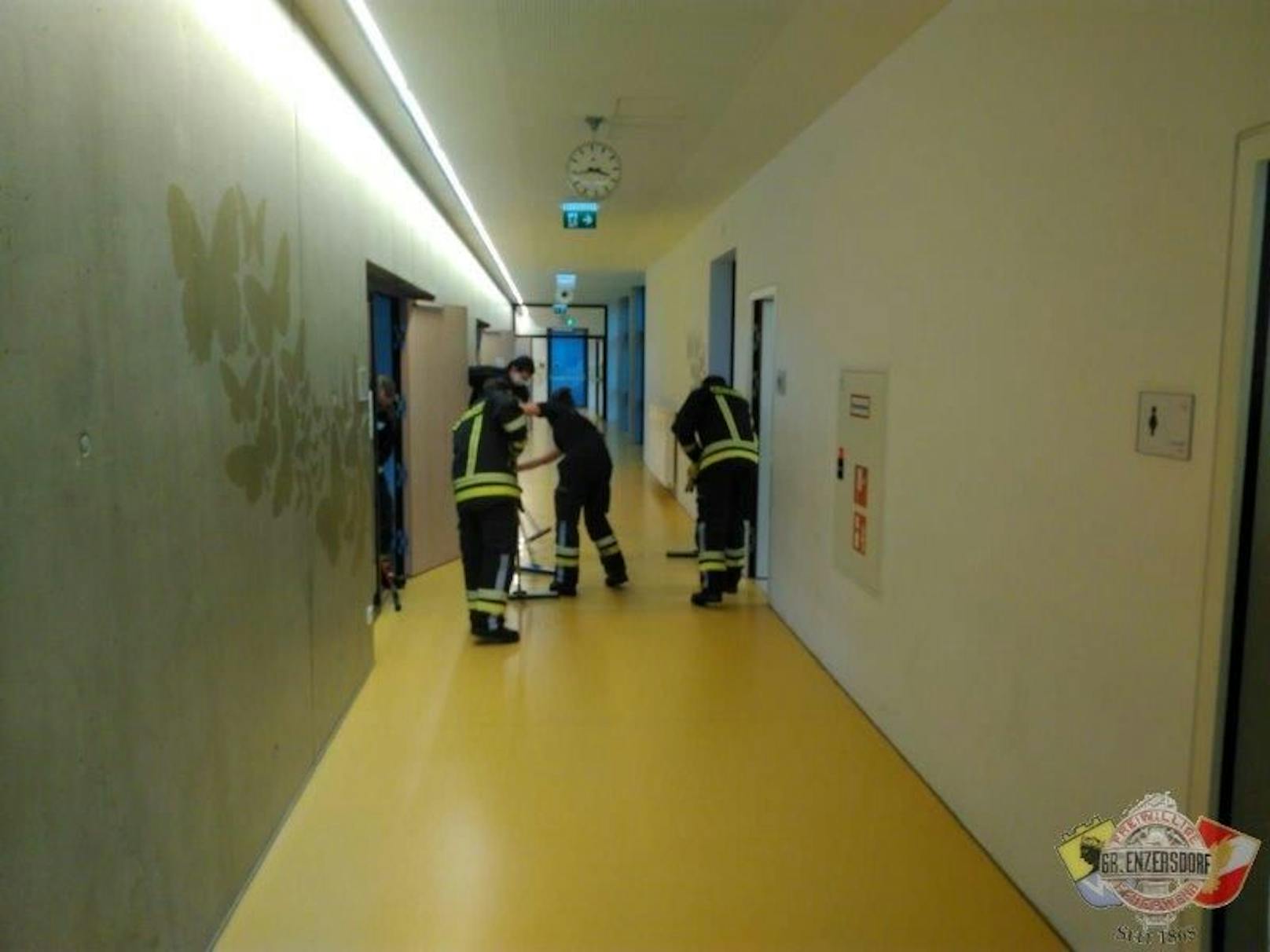 Gymnasium in Groß-Enzersdorf geflutet, die Feuerwehr half