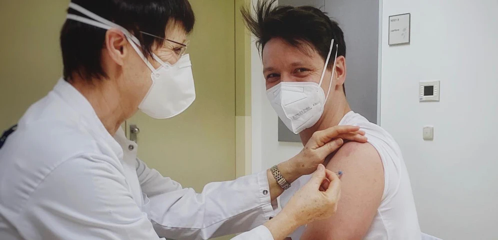 Jakob G. erschien lässig im Unterleiberl zur Corona-Impfung.<br>