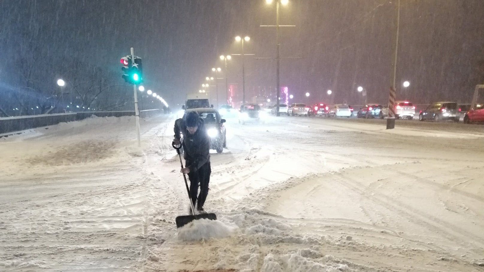 In Linz müssen Radfahrer selbst den Schnee schaufeln, weil die Räumung laut Radlobby nicht klappt.