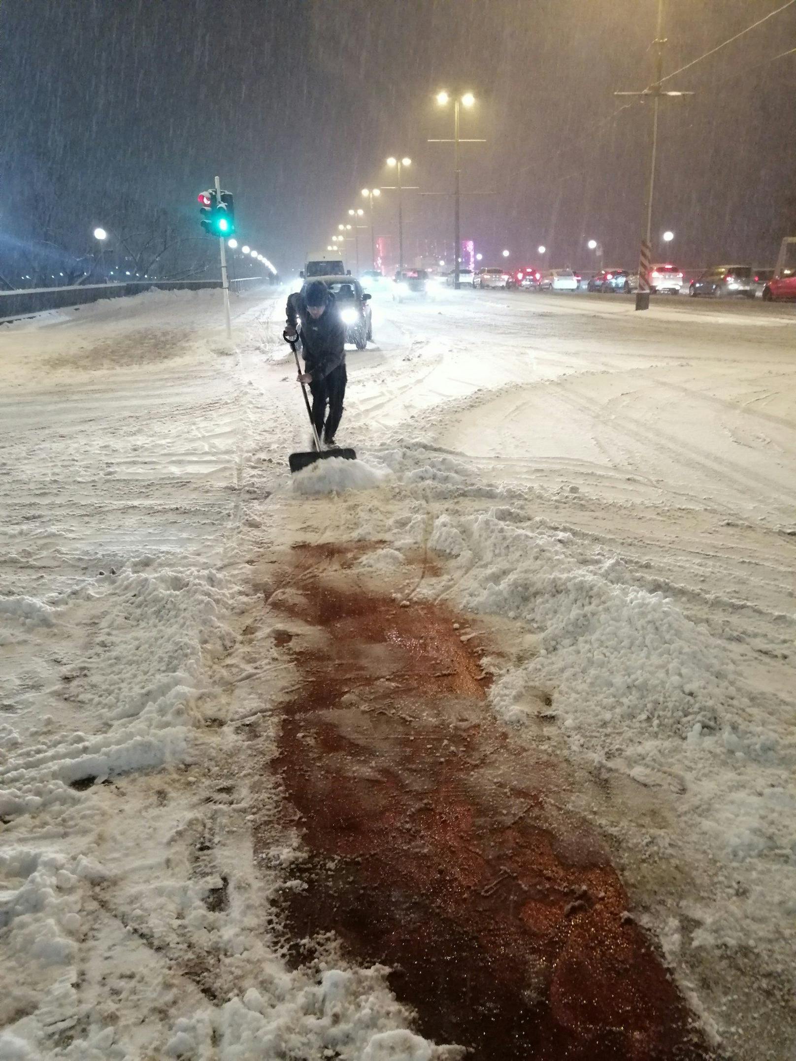 Radler müssen in Linz selbst Schnee schaufeln