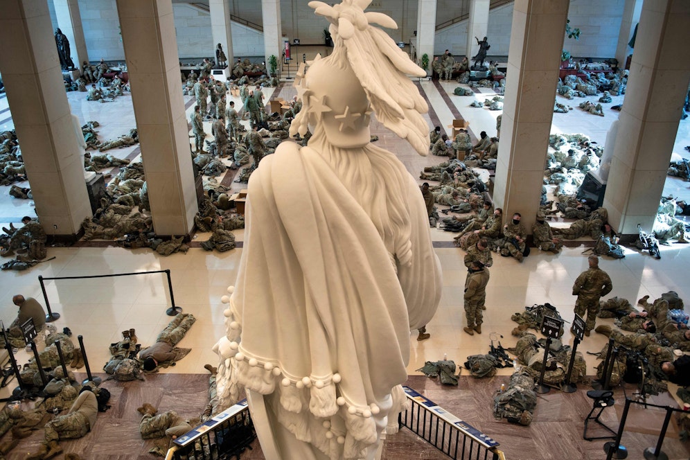 Soldaten mit Maschinengewehren schützen jetzt die Politiker im Kapitol.