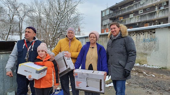 Wels-Bürgermeister Andreas Rabl (FPÖ) übergab Hilfsgüter an die Einheimischen.