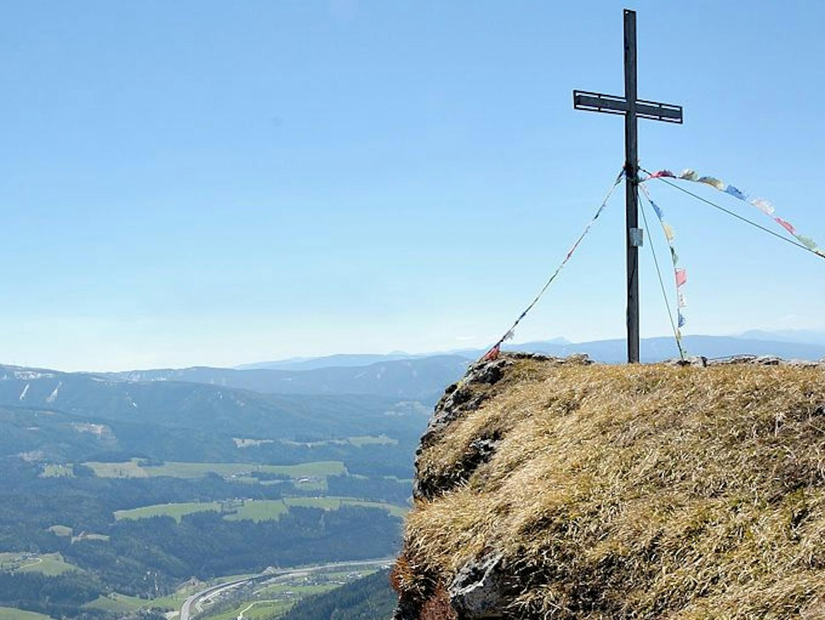 Das Gipfelkreuz der Kampalpe in der Rax-Schneeberg-Gruppe