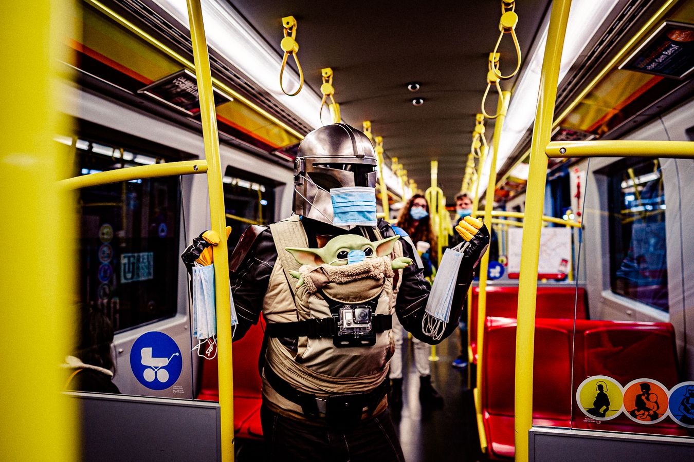 Video-Künstler verteilt Masken und gute Laune