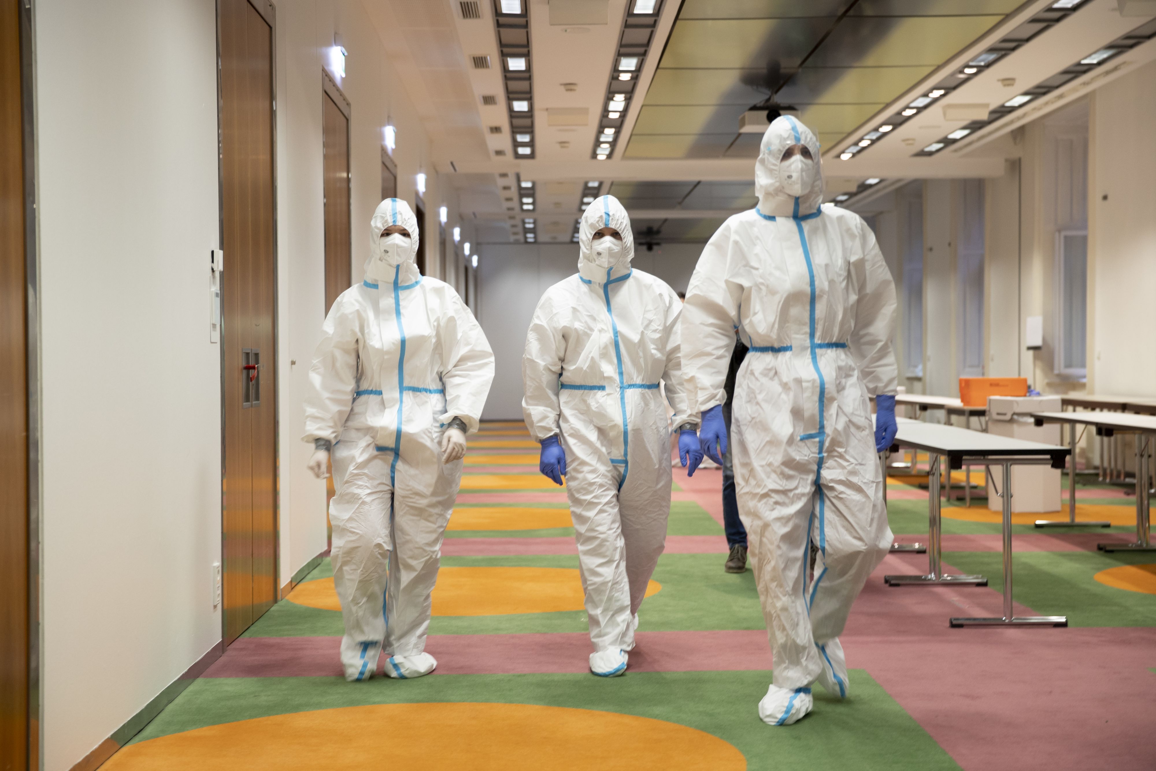 Mitarbeiter des Roten Kreuzes in Schutzausrüstung.