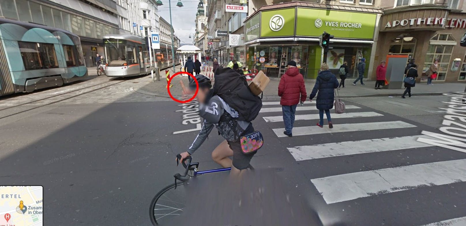 In Linz wurde ein Radfahrer von Google fotografiert, als er den Stinkefinger zeigte.