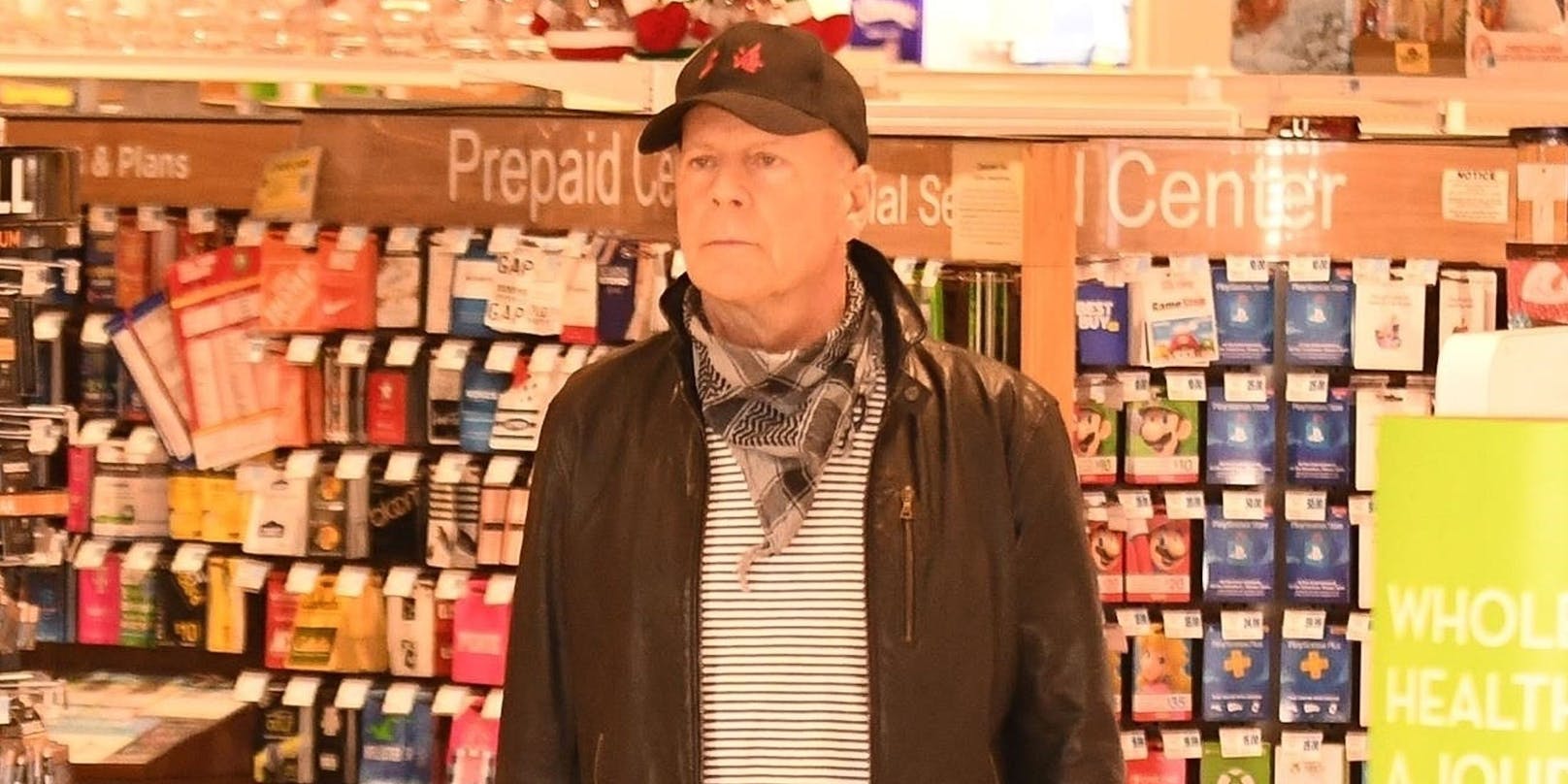 Bruce Willis in der Apotheke - ohne Maske.