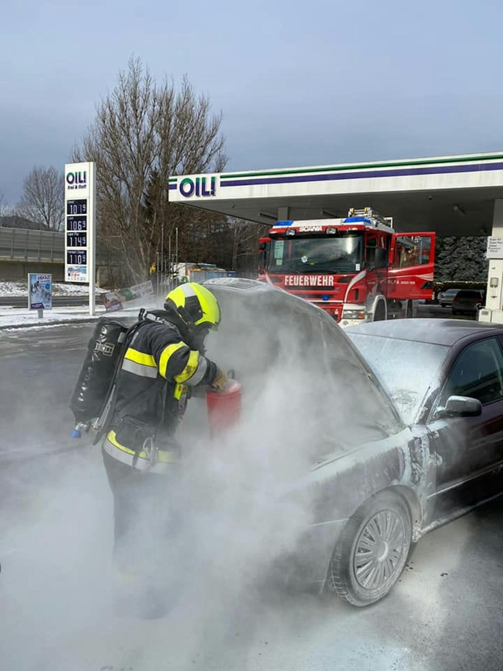 Pkw geht nach Autowäsche bei Tankstelle in Flammen auf