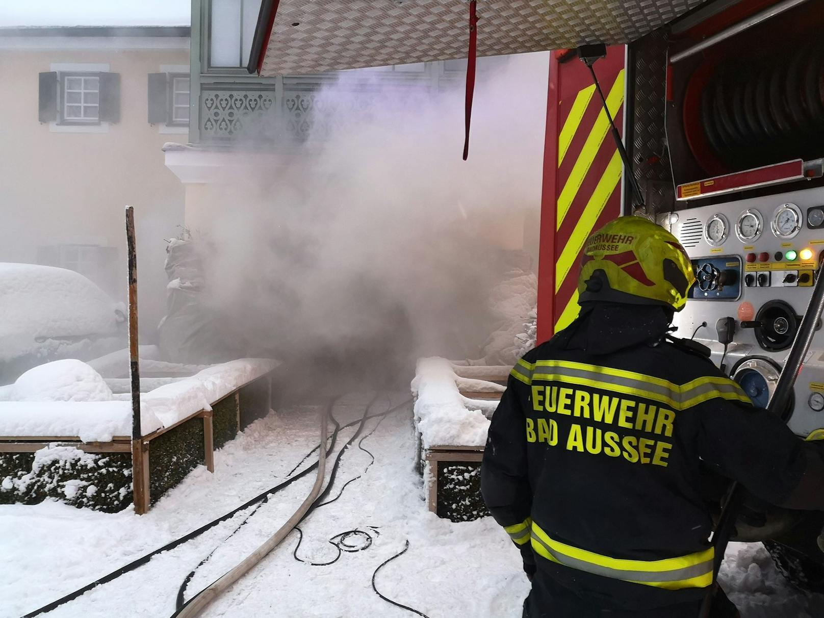 In Bad Aussee sind am Mittwoch (13.01.2021) zahlreiche Feuerwehren im Löscheinsatz.