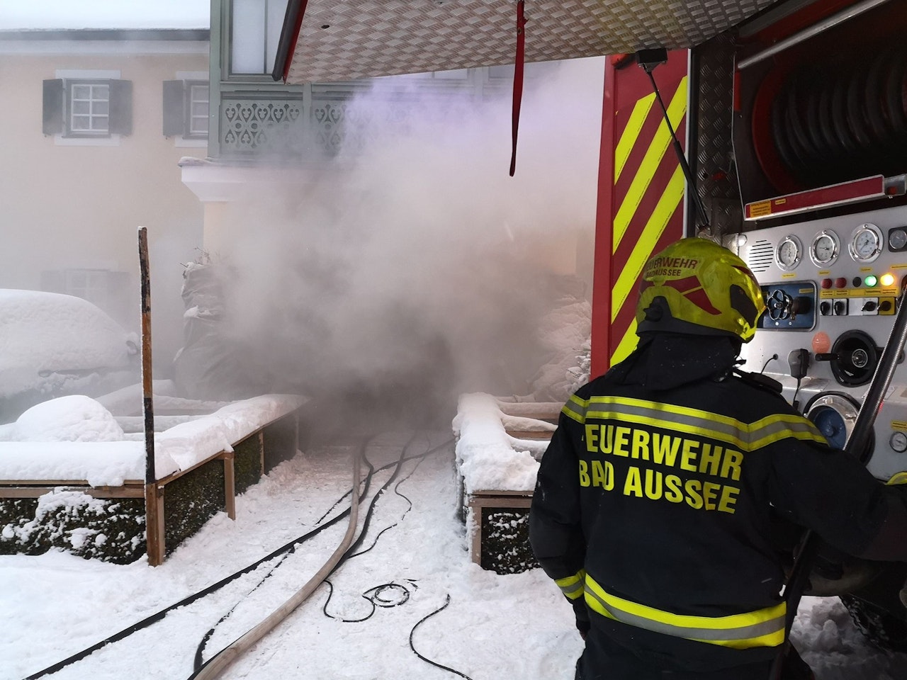 Heute.at - 75 Mann bekämpfen Großbrand in steirischer Villa