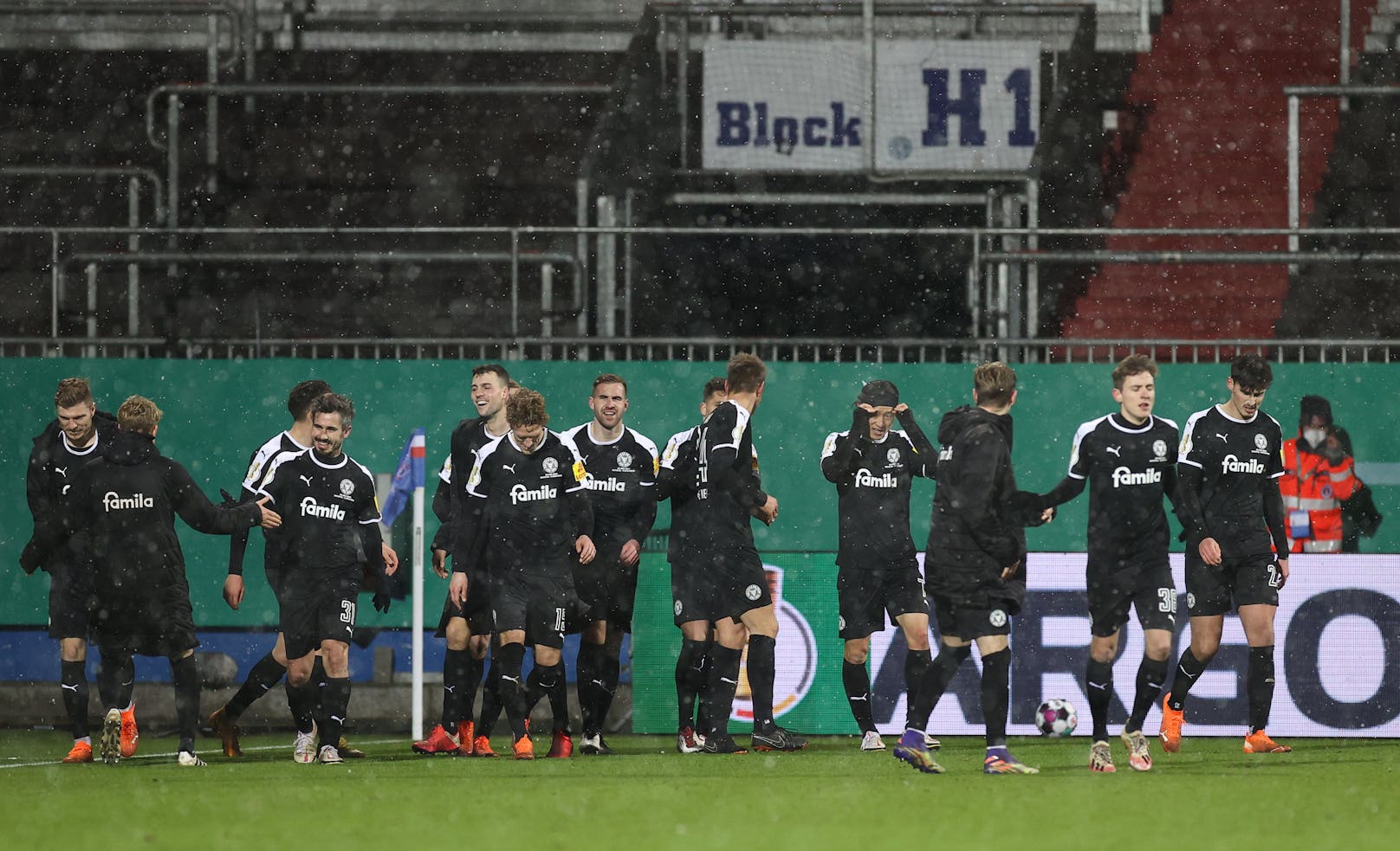 Holstein Kiel fixiert sensationell den Aufstieg. 