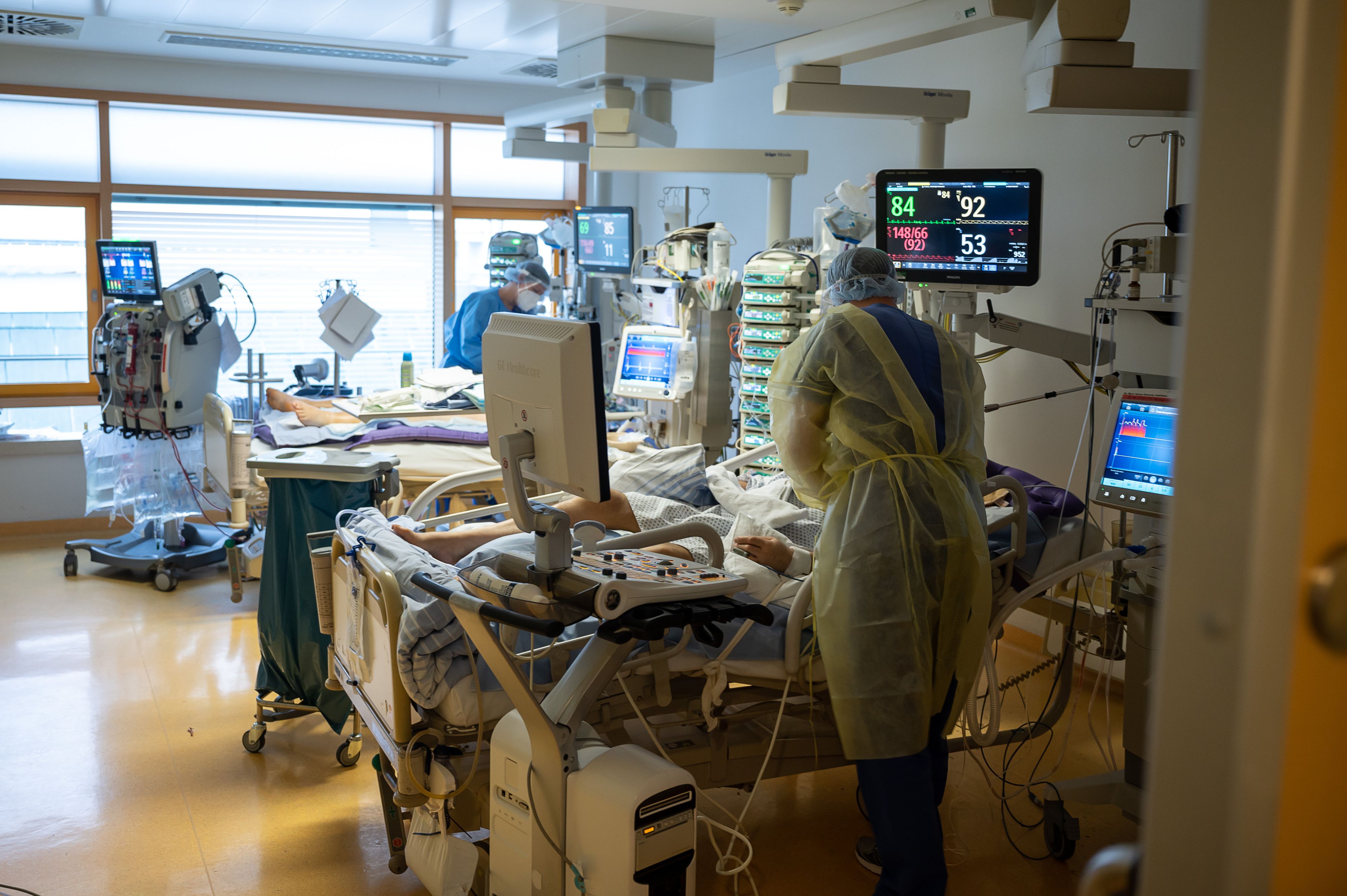 Ärzte betreuen Corona-Patienten auf einer Intensivstation im RKH Klinikum Ludwigsburg (D). Symbolbild