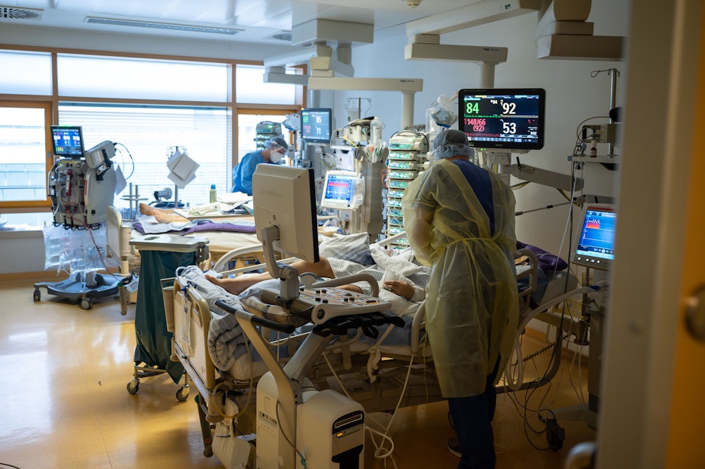 In den Krankenhäusern werden weiterhin viele Menschen behandelt, rund 1.300 Menschen starben in OÖ schon an oder mit Corona.