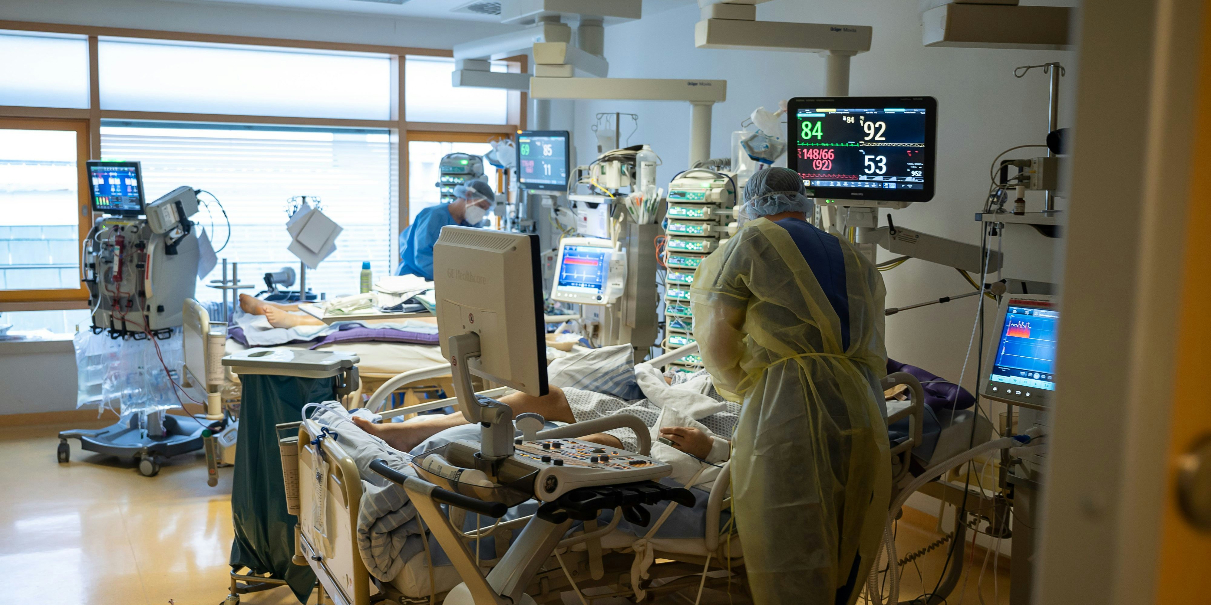 Ärzte betreuen Corona-Patienten auf einer Intensivstation im RKH Klinikum Ludwigsburg (D). Symbolbild