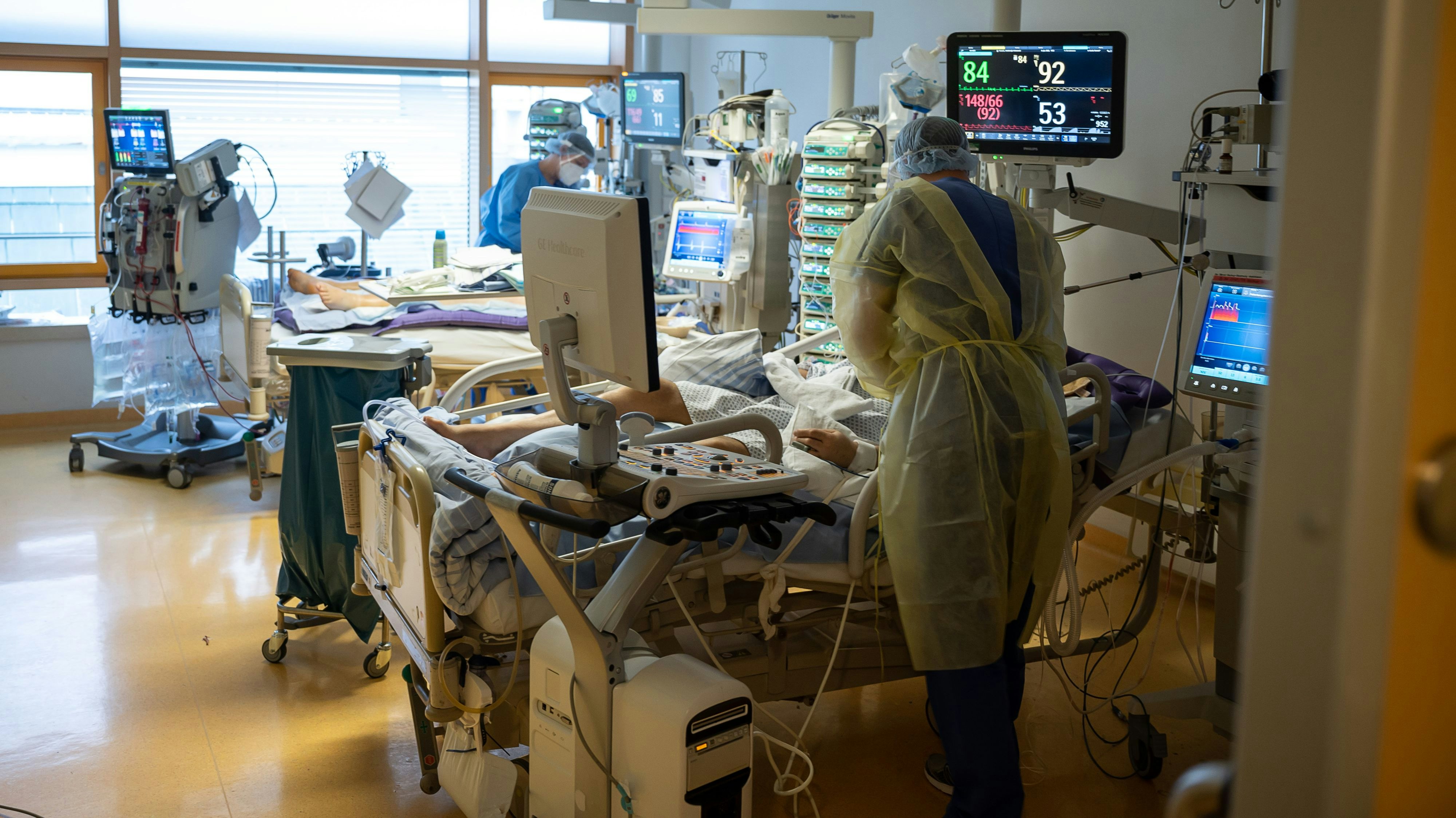 Ärzte betreuen Corona-Patienten auf einer Intensivstation im RKH Klinikum Ludwigsburg (D). Symbolbild